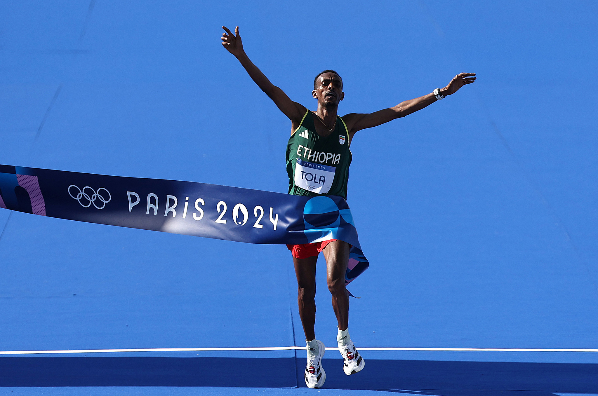 加拿大田径选手以微弱优势获得胜利，击败对手